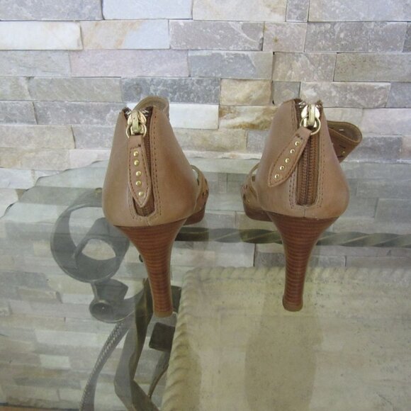 Great Pair of Leather Adrienne Vittadini Beige Ankle Strap Shoes, Size 9 1/2 US - Picture 4 of 6